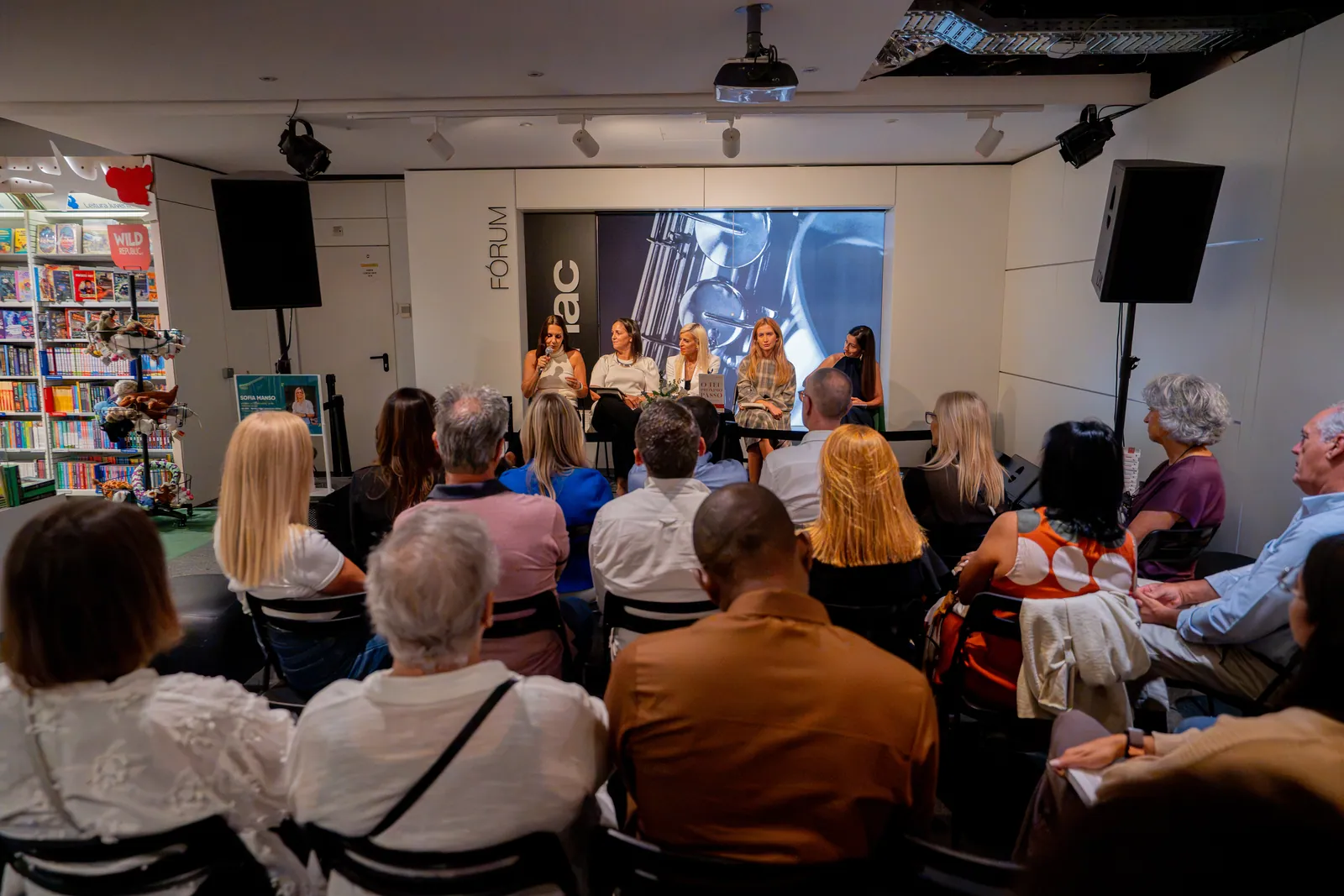 Plateia do lançamento do livro na FNAC em Lisboa