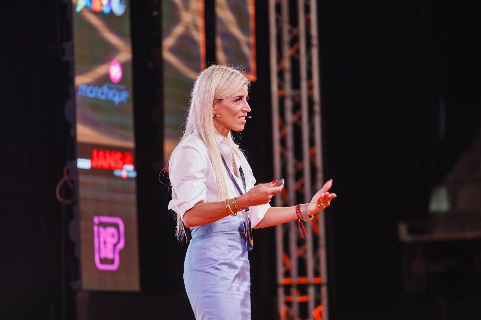 Sofia Manso em palco numa intervenção sobre liderança e cultura organizacional